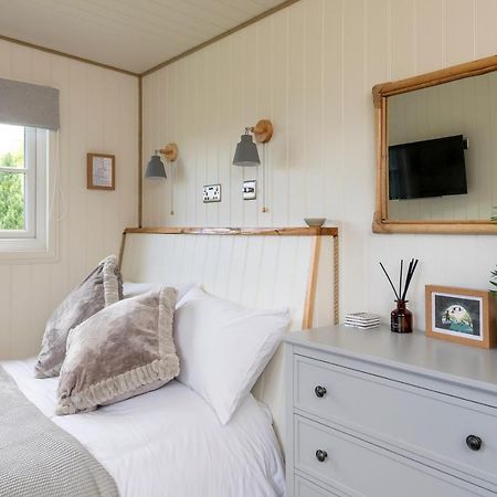Secluded Lodge With Spectacular Views And Hot Tub! 바스 외부 사진
